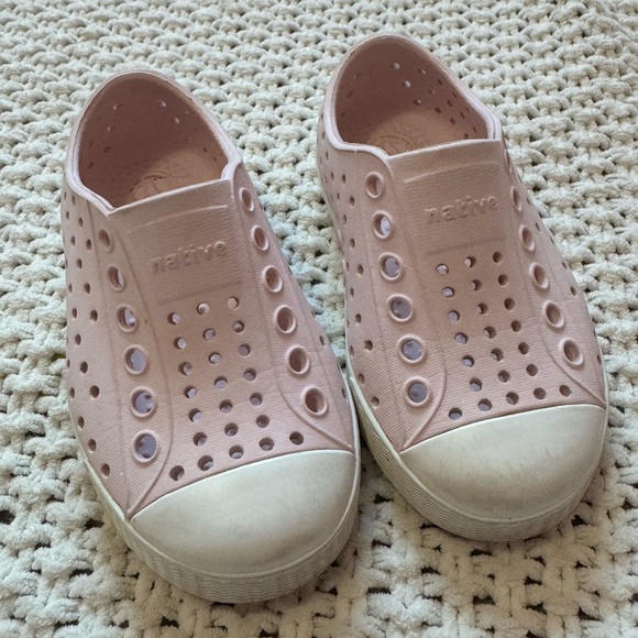 Native Kids Pink shoes - Picture 1 of 3